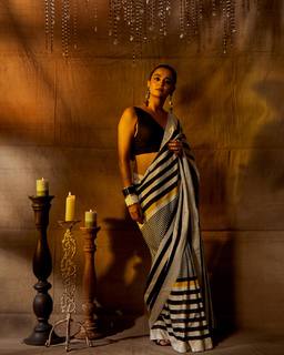 Surveen Chawla feet photo thumbnail