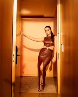 Surveen Chawla feet photo thumbnail