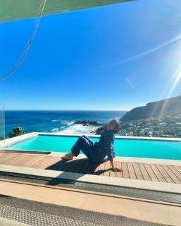 Surveen Chawla feet photo thumbnail