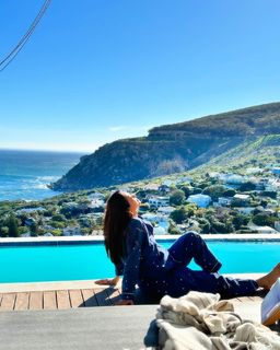 Surveen Chawla feet photo thumbnail