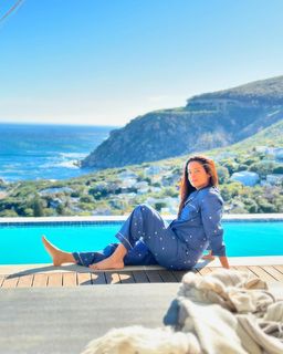 Surveen Chawla feet photo thumbnail