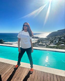 Surveen Chawla feet photo thumbnail