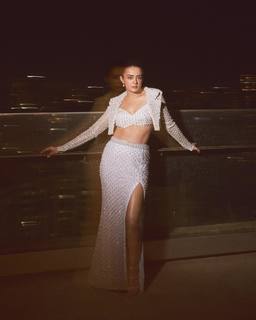 Surveen Chawla feet photo thumbnail