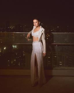 Surveen Chawla feet photo thumbnail