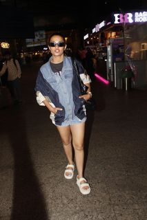 Surveen Chawla feet photo thumbnail