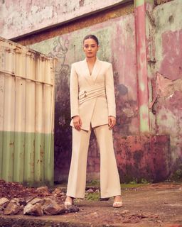 Surveen Chawla feet photo thumbnail