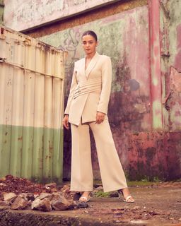 Surveen Chawla feet photo thumbnail