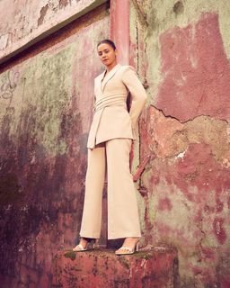 Surveen Chawla feet photo thumbnail