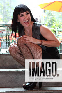 Susana Zabaleta feet photo thumbnail