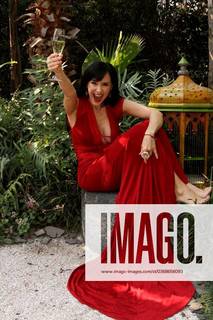 Susana Zabaleta feet photo thumbnail