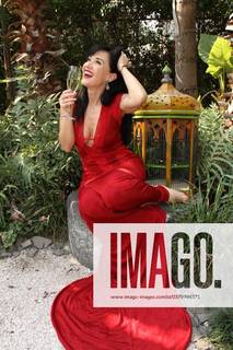 Susana Zabaleta feet photo thumbnail