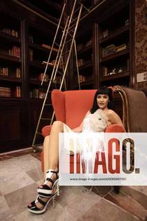 Susana Zabaleta feet photo thumbnail