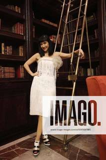 Susana Zabaleta feet photo thumbnail