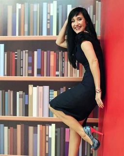 Susana Zabaleta feet photo thumbnail