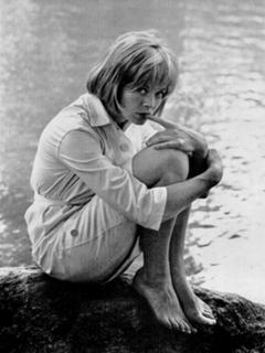 Susannah York feet photo 4
