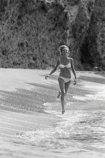Susannah York feet photo 15