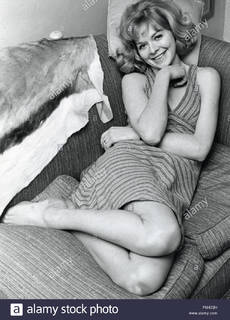 Susannah York feet photo 11