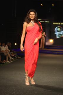 Sushmita Sen feet photo thumbnail