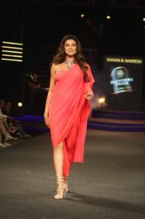 Sushmita Sen feet photo thumbnail