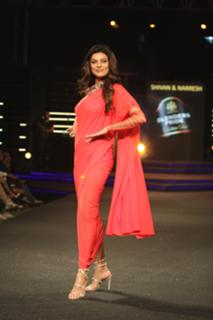 Sushmita Sen feet photo thumbnail