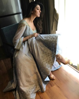Sushmita Sen feet photo thumbnail