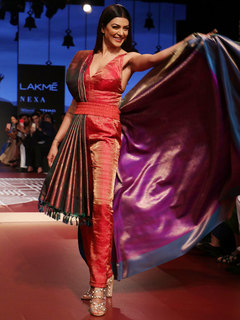 Sushmita Sen feet photo thumbnail