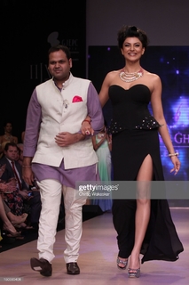 Sushmita Sen feet photo thumbnail