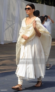 Sushmita Sen feet photo thumbnail