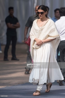 Sushmita Sen feet photo thumbnail