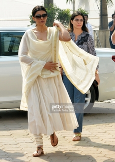 Sushmita Sen feet photo thumbnail