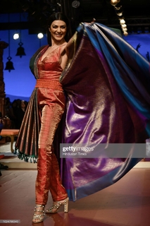 Sushmita Sen feet photo thumbnail