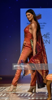 Sushmita Sen feet photo thumbnail