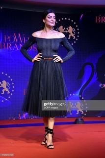 Sushmita Sen feet photo thumbnail