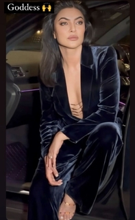 Sushmita Sen feet photo thumbnail