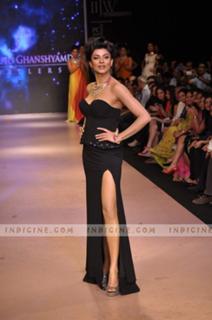 Sushmita Sen feet photo thumbnail