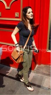 Sussane Roshan feet photo 20