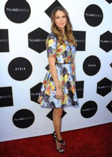 Sutton Foster feet photo thumbnail