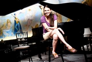 Sutton Foster feet photo thumbnail