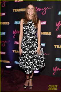 Sutton Foster feet photo thumbnail