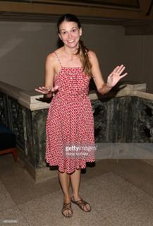 Sutton Foster feet photo thumbnail