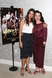 Sutton Foster feet photo thumbnail