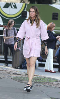 Sutton Foster feet photo thumbnail