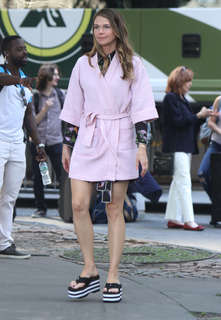 Sutton Foster feet photo thumbnail