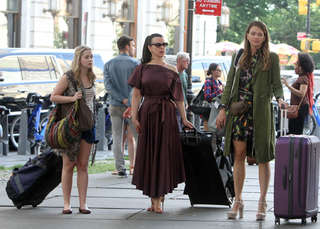 Sutton Foster feet photo thumbnail