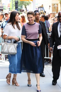 Sutton Foster feet photo thumbnail