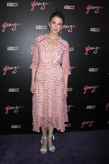 Sutton Foster feet photo thumbnail