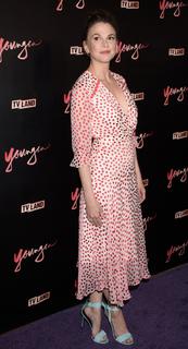 Sutton Foster feet photo thumbnail