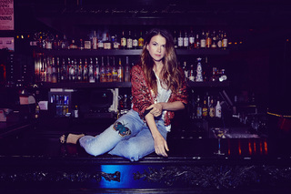 Sutton Foster feet photo thumbnail