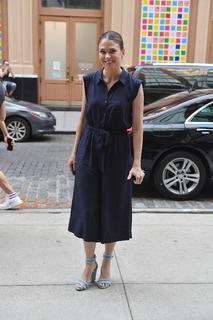 Sutton Foster feet photo thumbnail