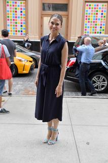 Sutton Foster feet photo thumbnail